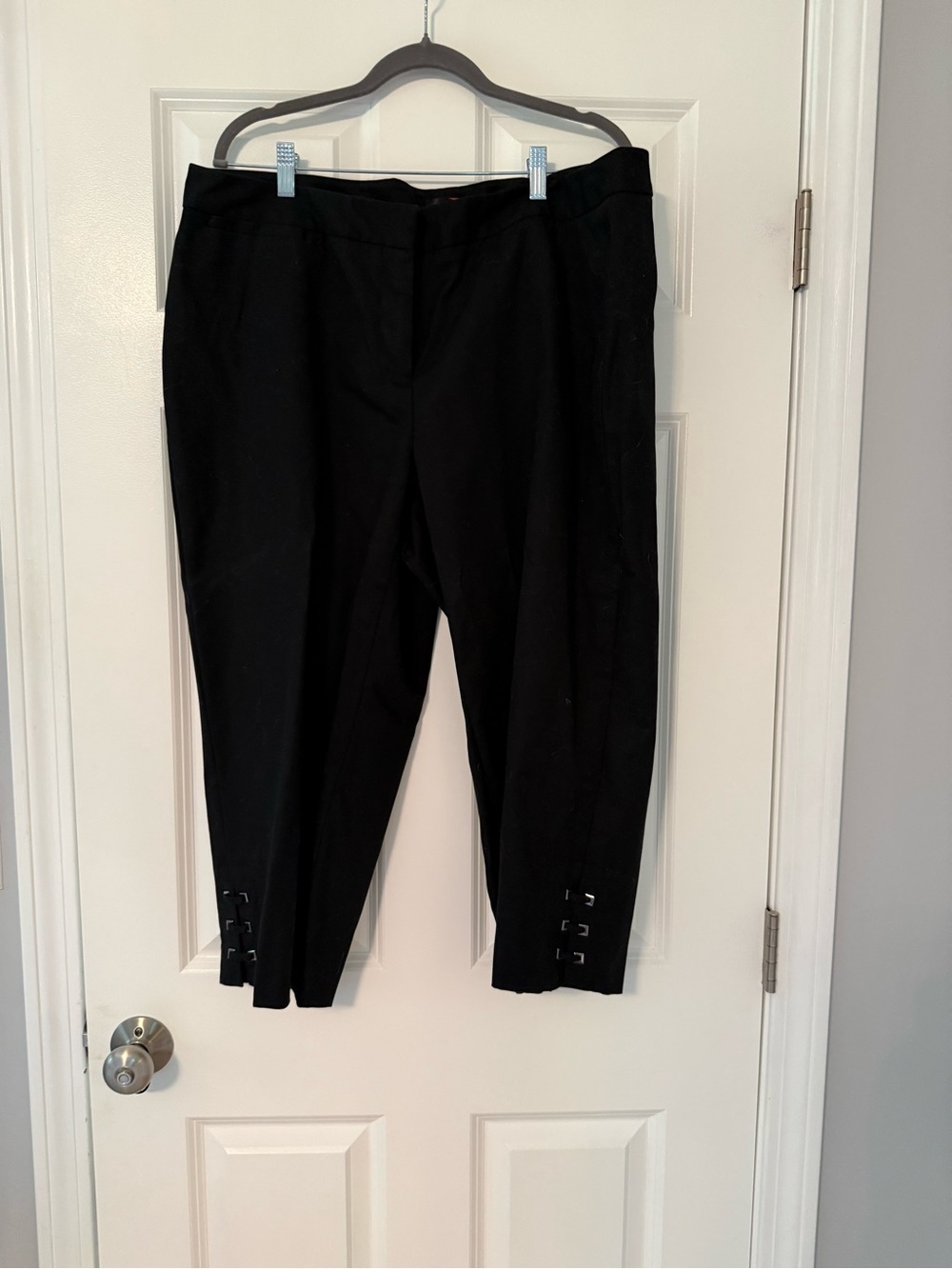 Rafaella | Black Curvy Capri Pants | Size 16W